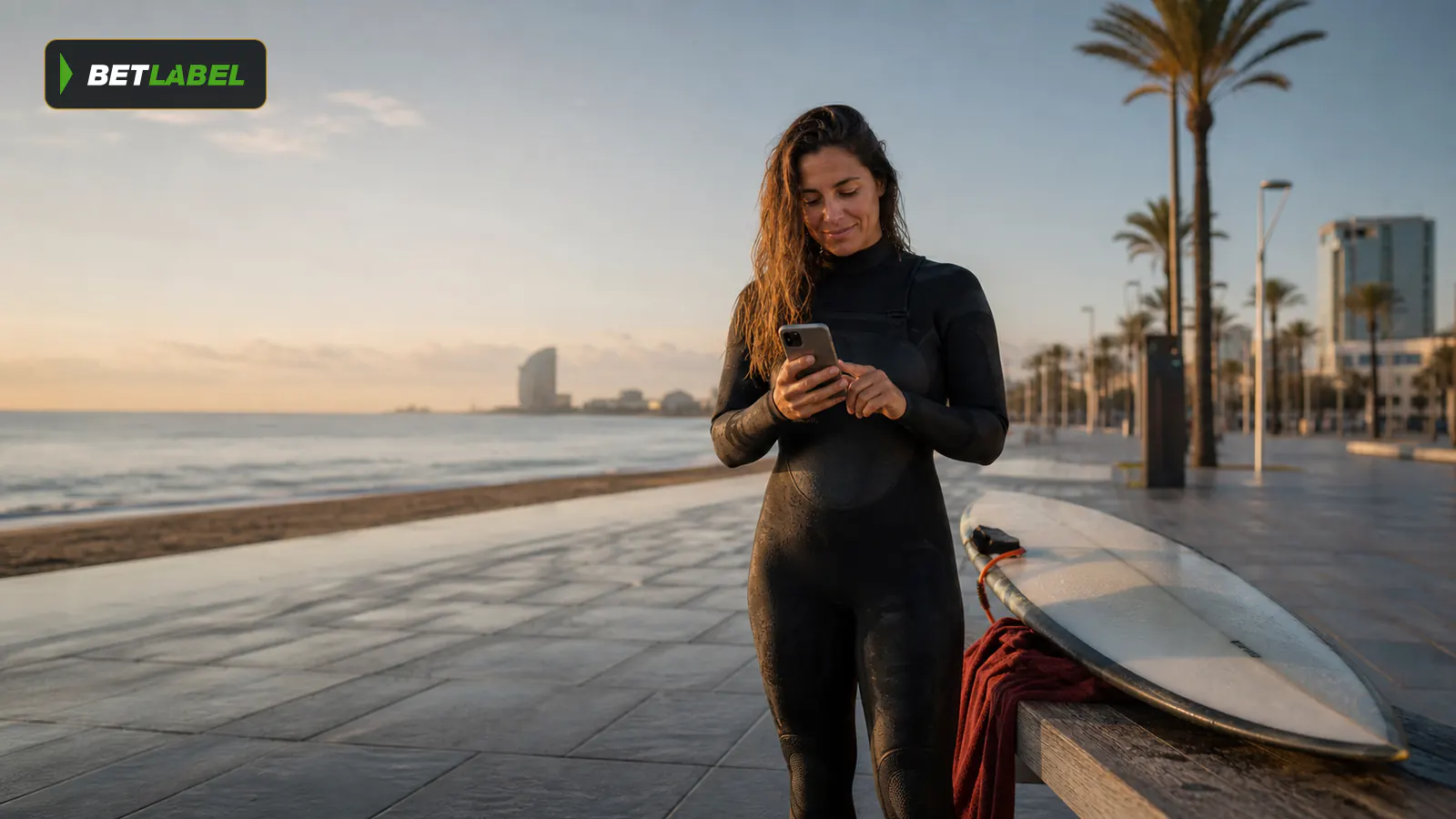 Surfista adulta instala una aplicación en un teléfono Android