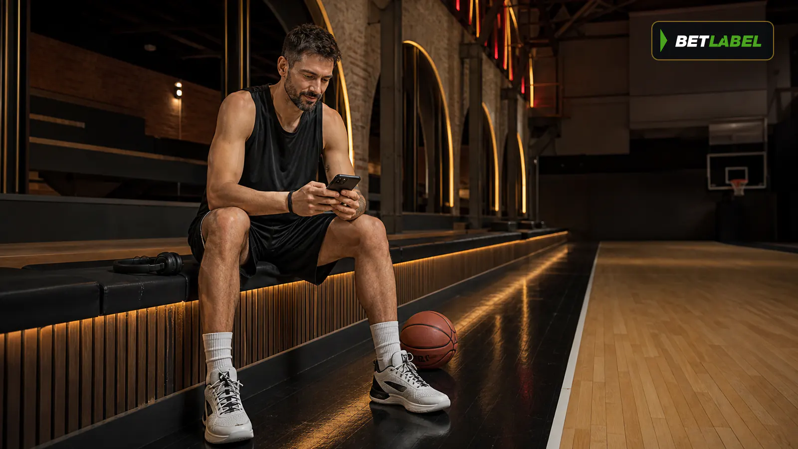Baloncestista adulto resuelve un problema en su aplicación móvil