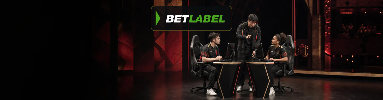 Jugadores adultos de eSports en el centro de una arena española